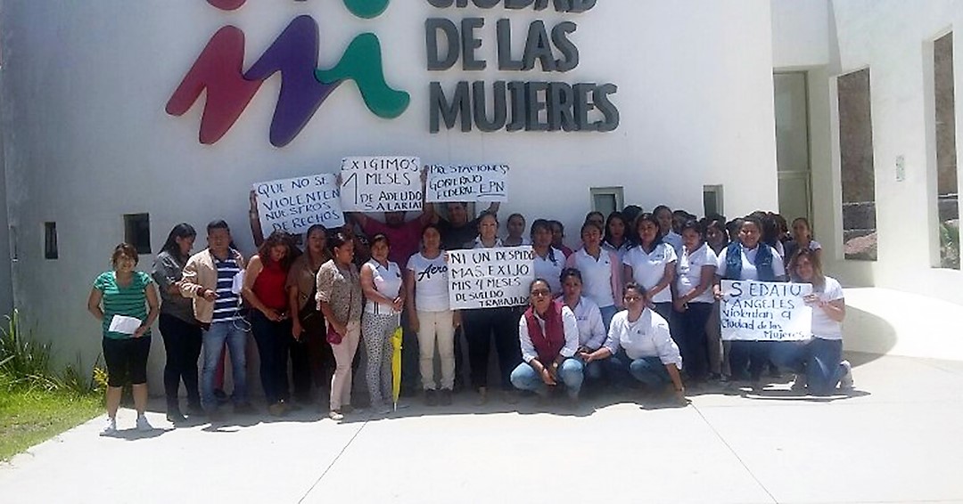 Trabajadoras de Ciudad de las Mujeres de Tlapa reclaman pago de salarios