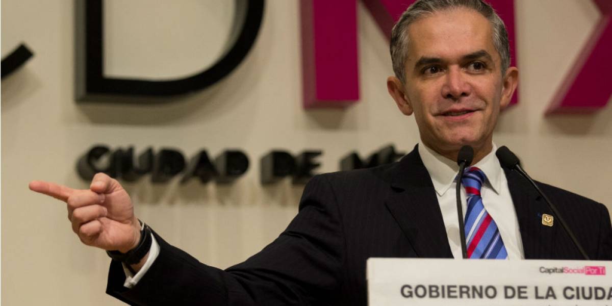 Mancera deja plantados a policías; en respuesta, lanzan abucheo (+Video)