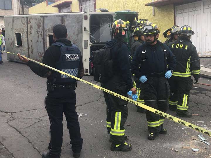 Volcadura de microbús deja al menos 17 lesionados en Iztapalapa