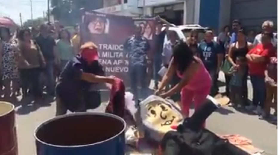 Militantes de Morena incendian botarga de AMLO en Apodaca, Nuevo León (+VIDEO)