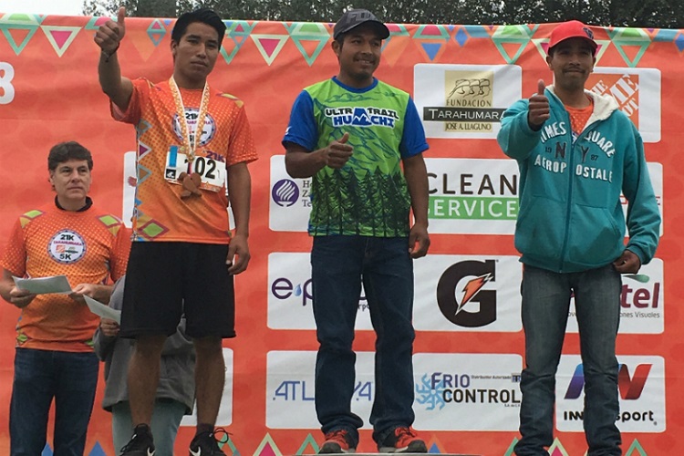 Corredor tarahumara participa en maratones para pagar la universidad a su esposa