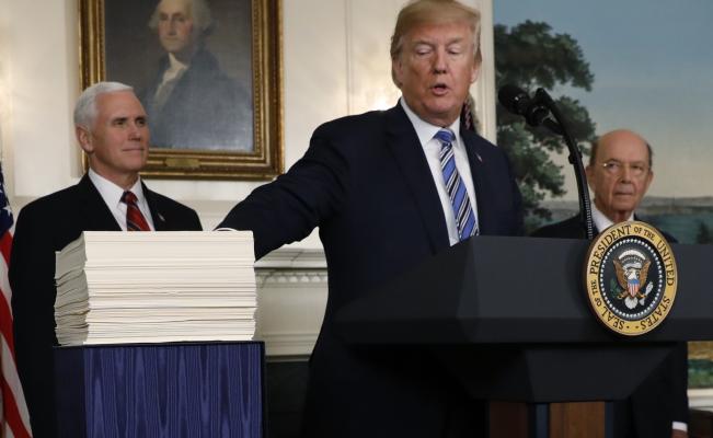 Trump incumple su amenaza de veto; firma presupuesto de 2018