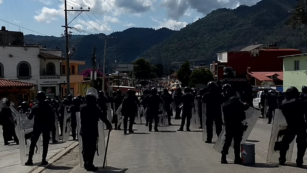 Policías desalojan bloqueo de maestros en Chiapas