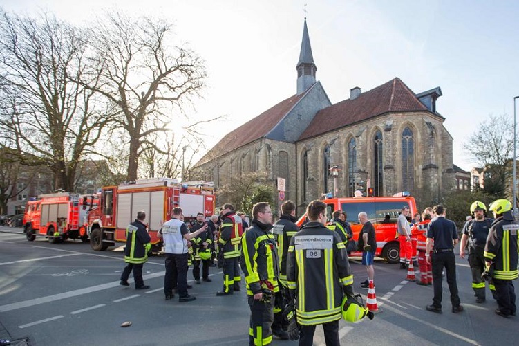 Hombre atropella a comensales en Alemania