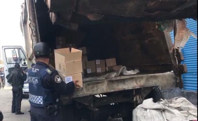 Aseguran mercancía robada dentro de camión de basura en Tepito