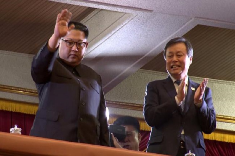 Líder norcoreano asiste a concierto de cantantes surcoreanos