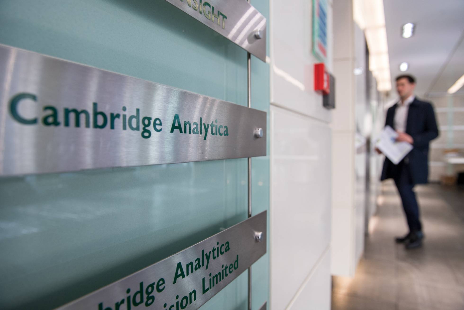 Tras escándalo, Cambridge Analytica dice adiós