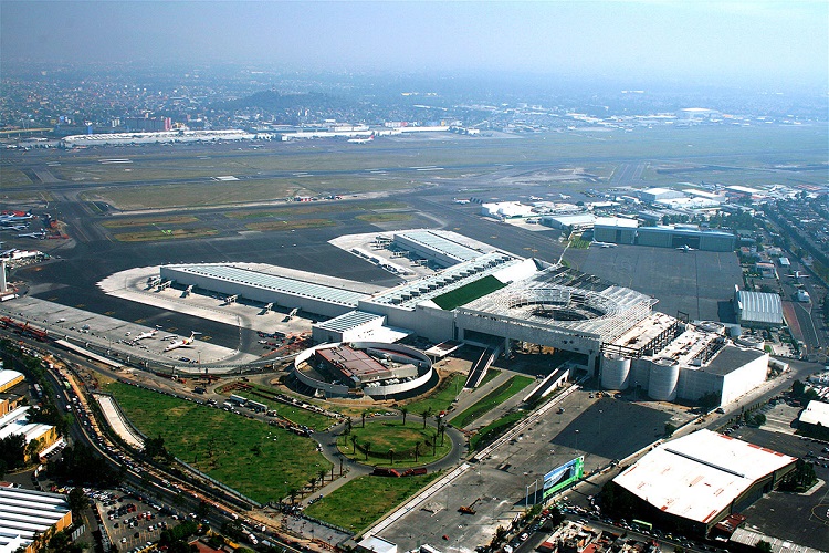 Acceso a Terminal 1 cerrado del AICM por desfile