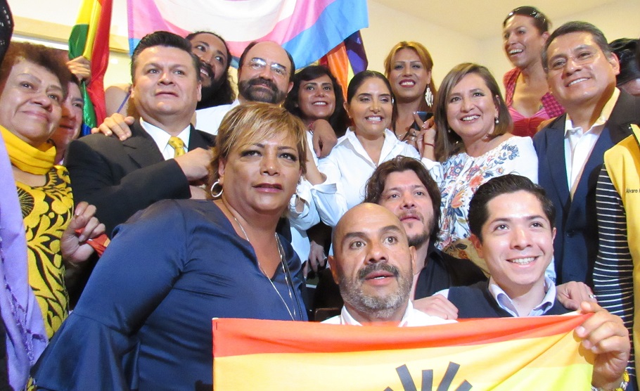 Firma Alejandra Barrales compromiso con activistas LGBTTTI