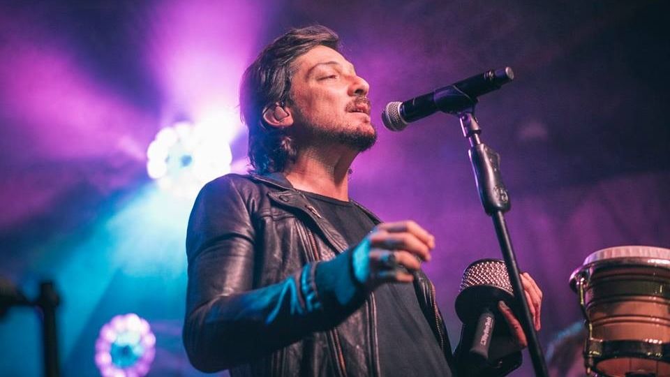 León Larregui pide ‘votar por el amor’