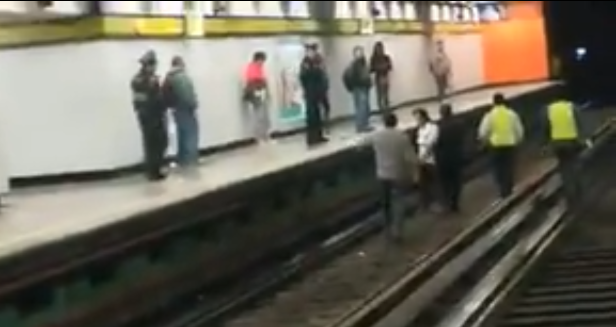 Mujer baja a las vías del Metro; afecta el servicio en la Línea 3