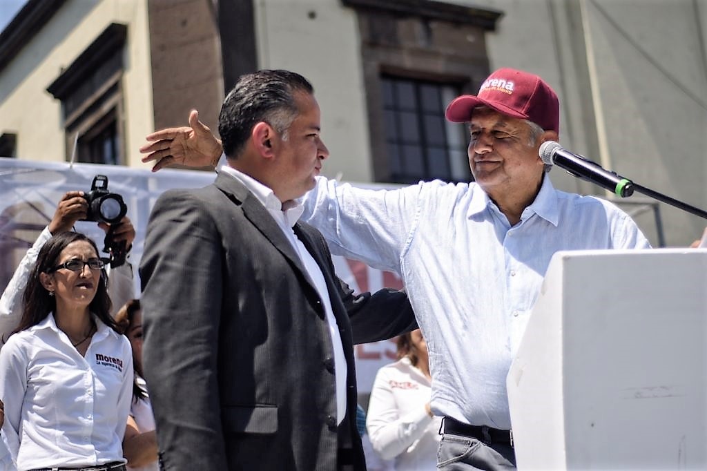 Anuncia AMLO que Santiago Nieto se une a su campaña para que haga valer la democracia y castigue a quienes compran votos