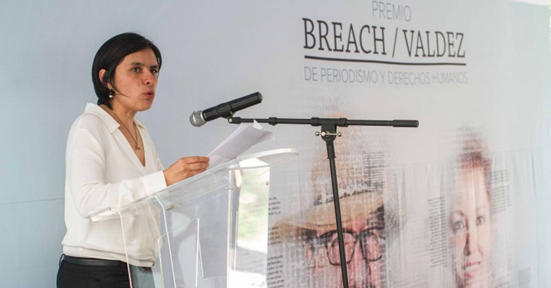 Honra la periodista Daniela Rae a sus colegas asesinados tras recibir Premio Breach/Valdez