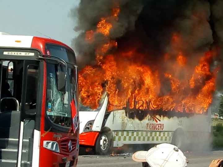 Queman camiones de transporte durante protesta en Edomex