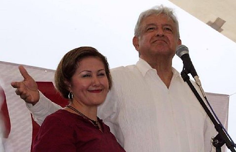 Aborda Eva Cadena a AMLO en Veracruz; le entrega libro “La Traición”