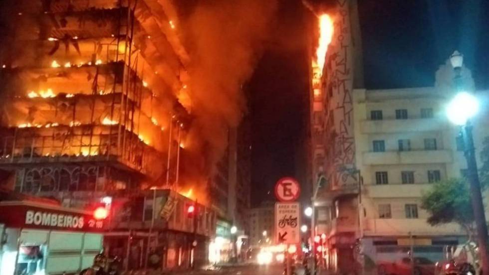 Al menos un muerto por derrumbe de edificio incendiado en Brasil