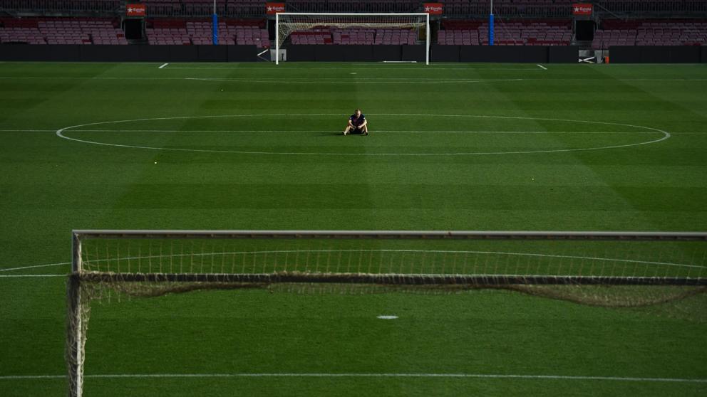 En solitario, Andrés Iniesta se despide del Camp Nou