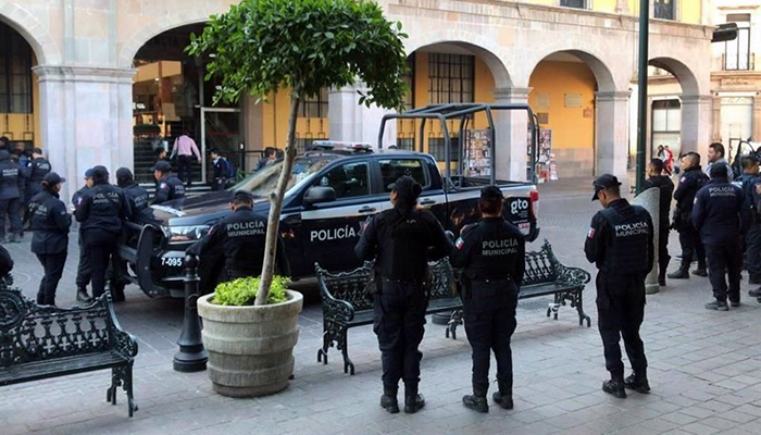 Policías de Celeya, Guanajuato, se van a paro; exigen salida de su director