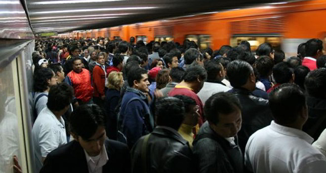 Detienen a dos policías por permitir robos en el Metro