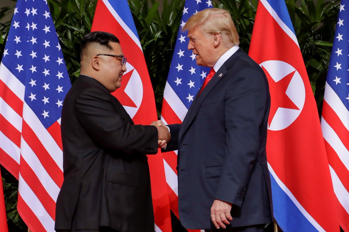 Donald Trump y Kim Jong Un se dan histórico apretón de manos