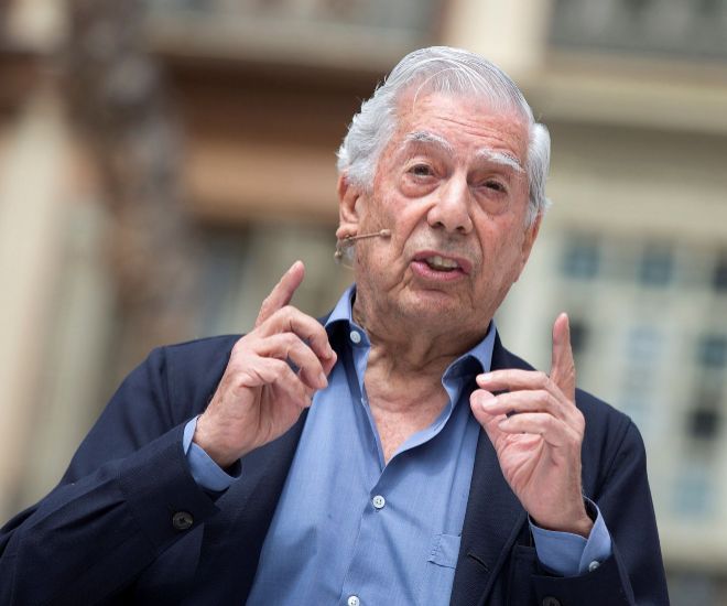Hospitalizan a Mario Vargas Llosa tras una caída