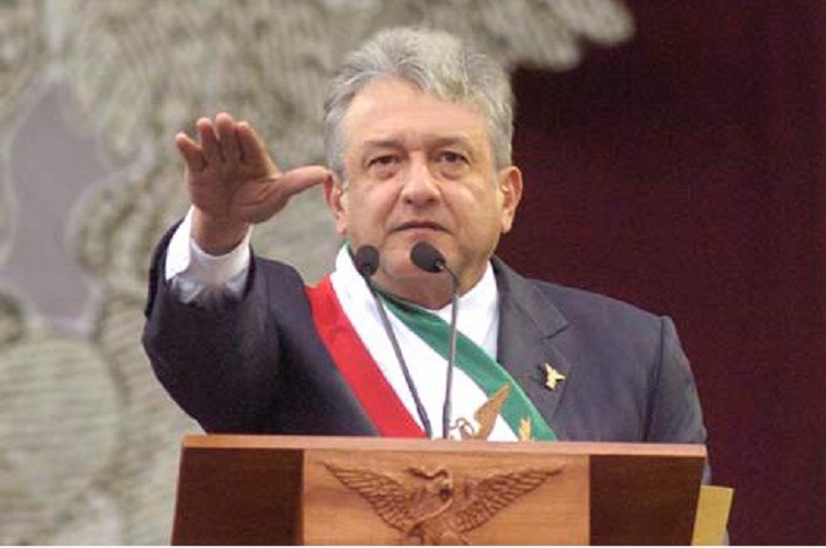 Podría recibir AMLO la banda presidencial en Palacio Nacional o el Zócalo: Javier Hidalgo