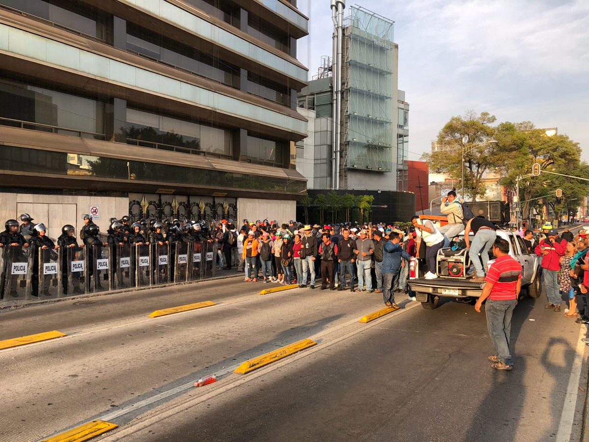 Cuarta jornada de protestas de la CNTE: Maestros se enfrentan a policías frente a Televisa Chapultepec