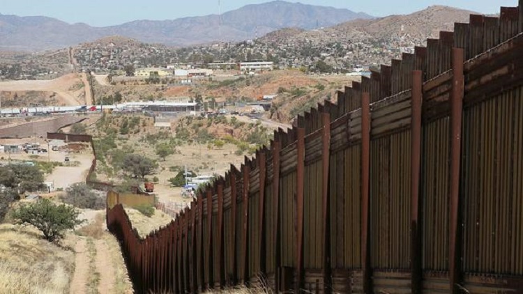 Se gradúa en universidad estadounidense tras cruzar la frontera a diario por 4 años