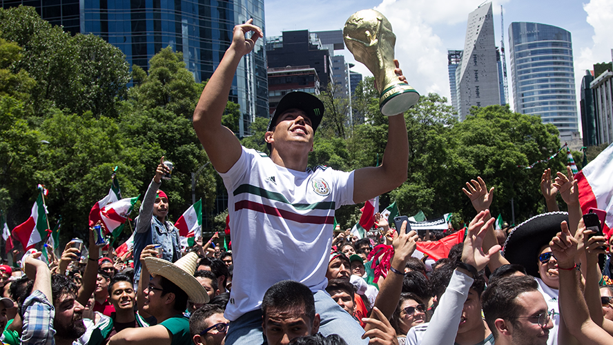 Mexicanos conocen más de futbol que de finanzas