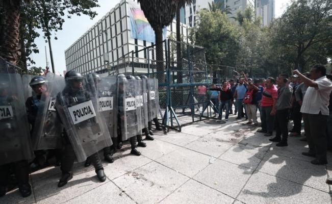 Maestros de la CNTE se enfrentan a granaderos frente a Embajada de EU