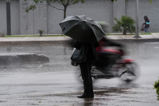 Lluvias provocan caótica noche al oriente de la CDMX; niño muere ahogado en Iztapalapa