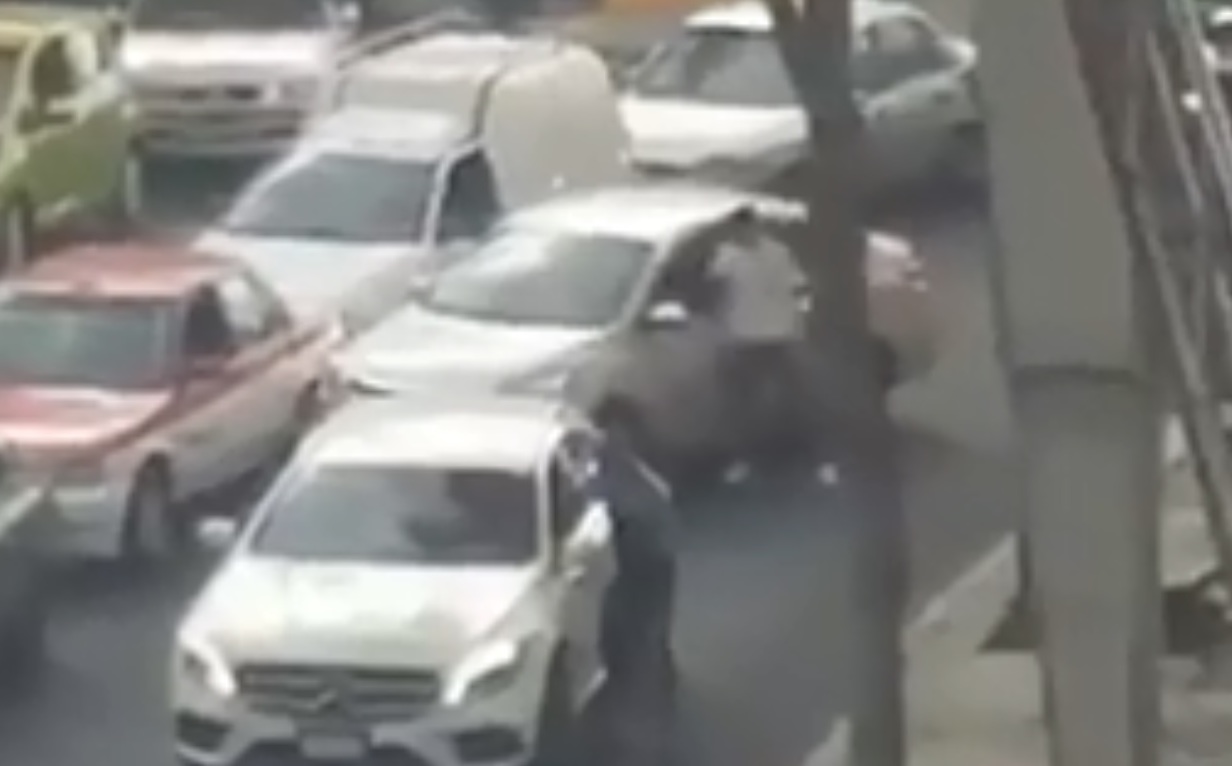 Captan asalto a automovilista cerca del Metro Observatorio