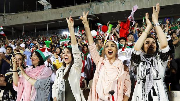Mujeres iraníes entraron a un estadio de fútbol luego de 37 años de prohibición