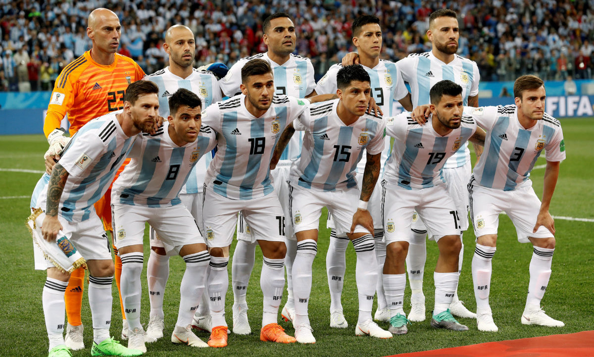 Multa la FIFA a Argentina por comportamiento de hinchas