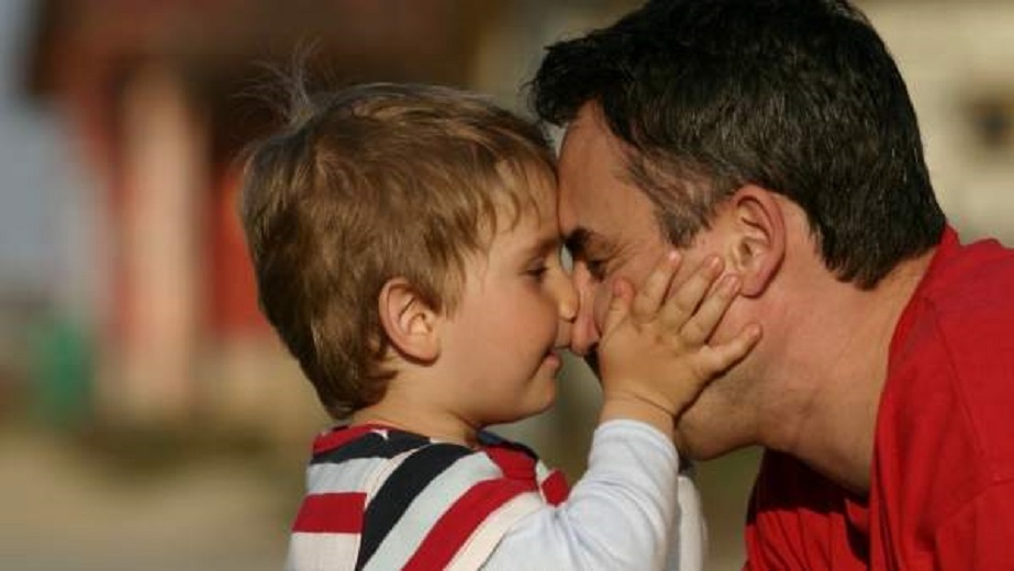 Mayor salud mental en los niños cuando papá se ocupa de ellos: CEEPI