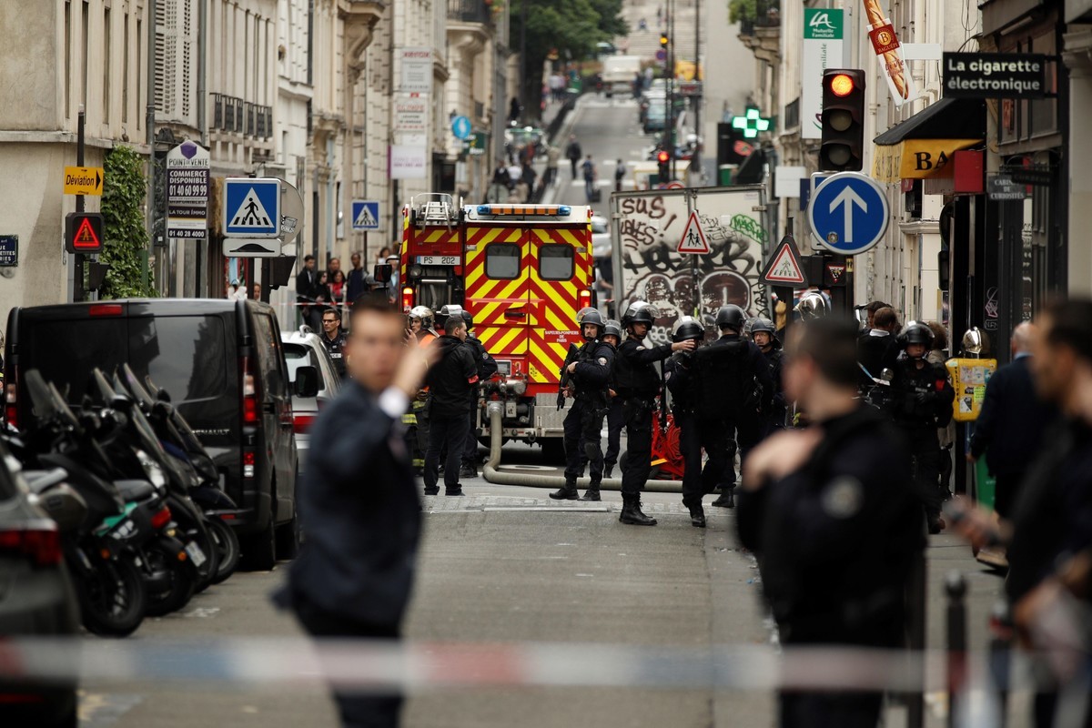 Hombre toma rehenes en París; asegura tener una bomba