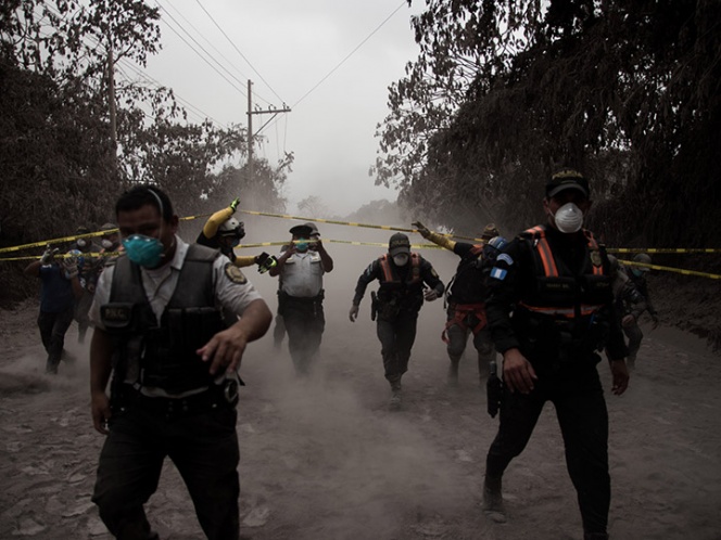 Suman 25 los muertos por la erupción del Volcán de Fuego; declaran tres días de duelo