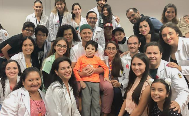 El ‘Chicharito’ visita a niños en hospital de Guadalajara