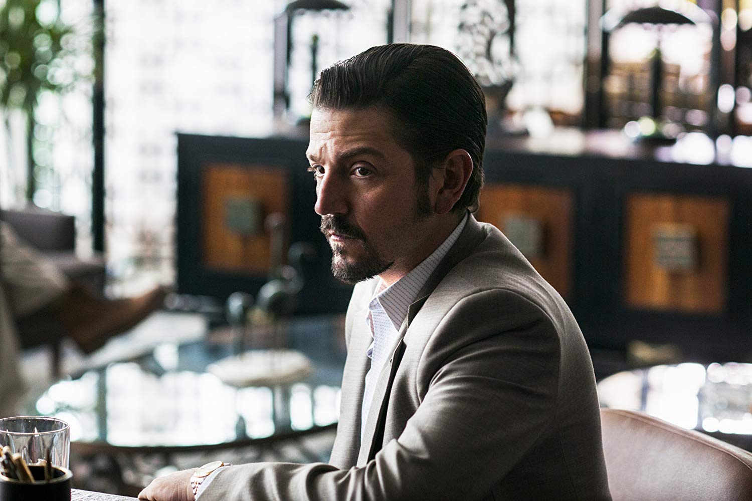 Narcos: Revelan primeras imágenes de Diego Luna y Michael Peña en la serie