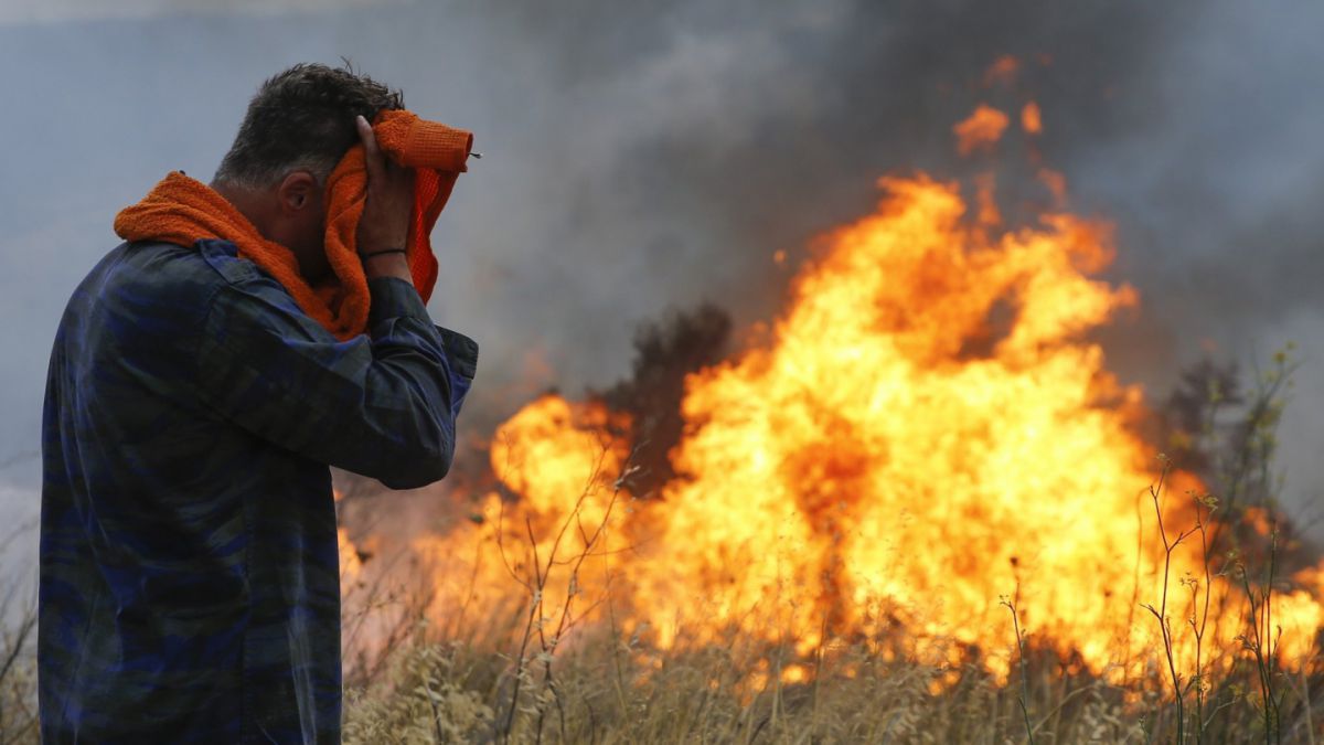 Incendios abrasan a Grecia; hay al menos 74 muertos y 187 heridos