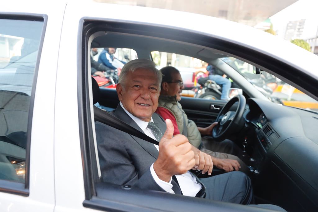 López Obrador en camino a su primera reunión con Peña Nieto