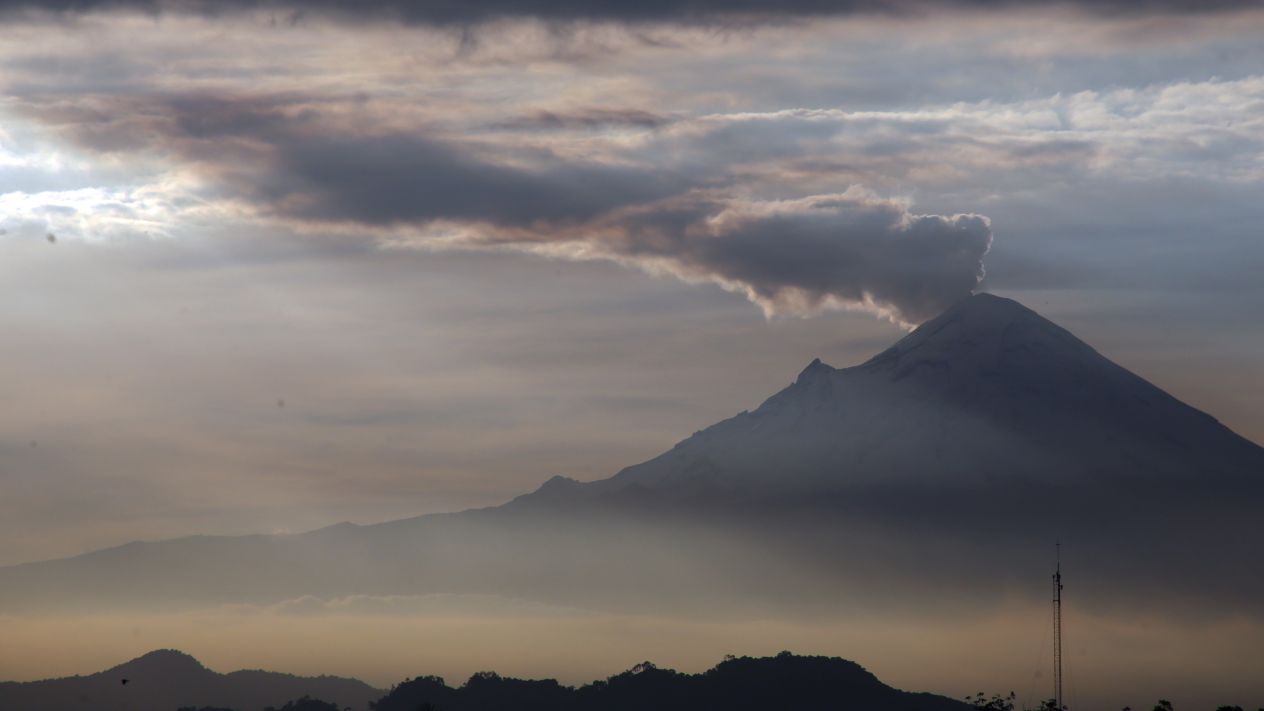 Volcán Popocatépetl lanza material incandescente y ceniza