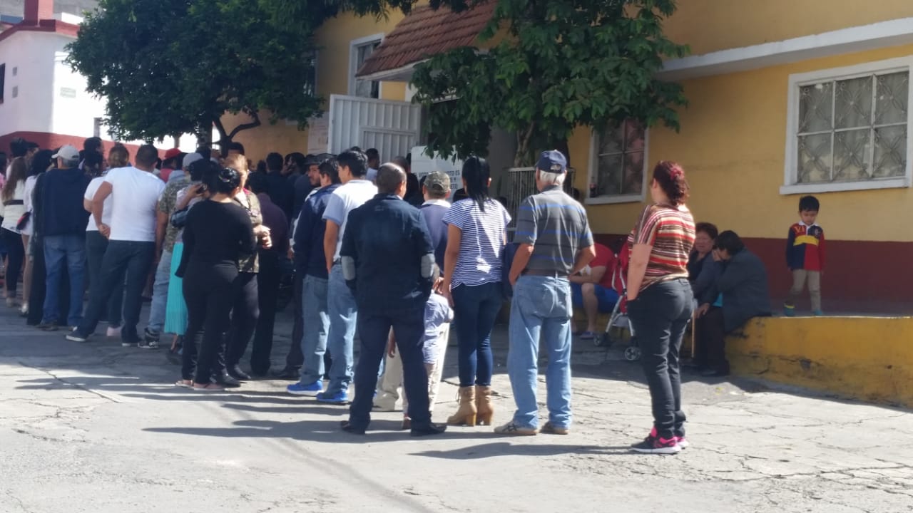 Las filas de gente que quiere votar en Tlalnepantla no terminan