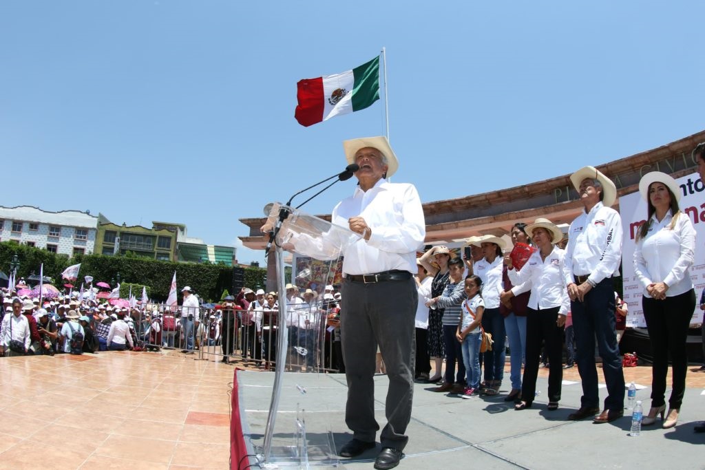 AMLO se compromete a crear 400 mil empleos permanentes en el campo