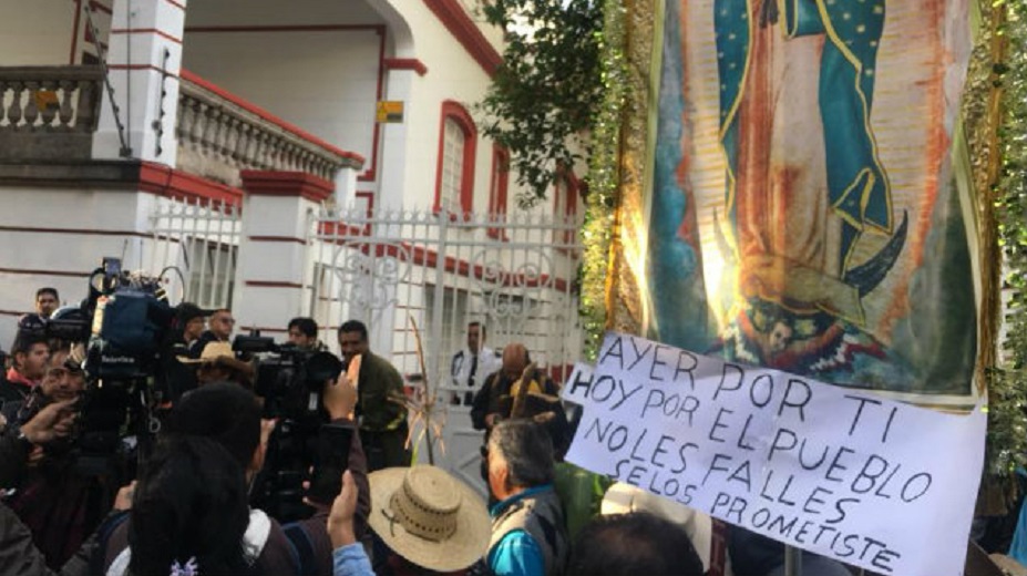 Pobladores de San Salvador Atenco protestan frente a casa de transición de AMLO