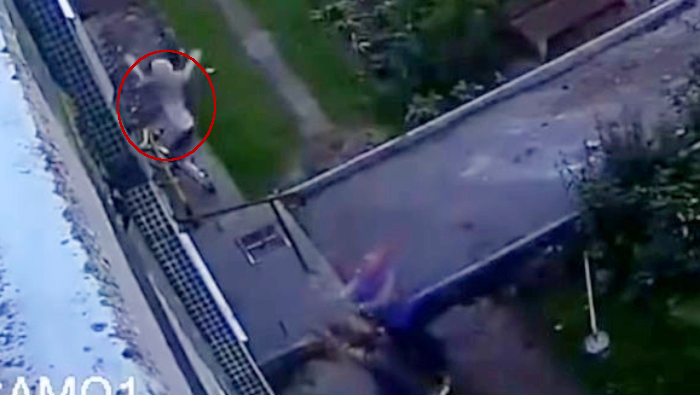 Dos obreros rusos salvan a un bebé que cae de una ventana