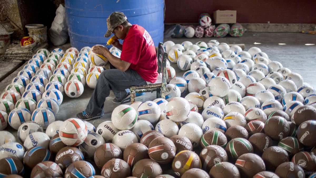 Chichihualco: el pueblo guerrerense que sobrevive de los balones de futbol