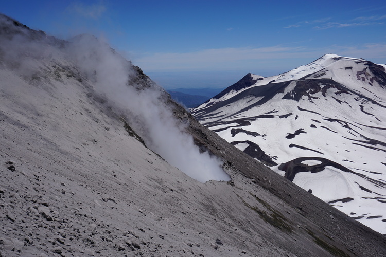 Alerta por explosión y sismo en volcán en Chile