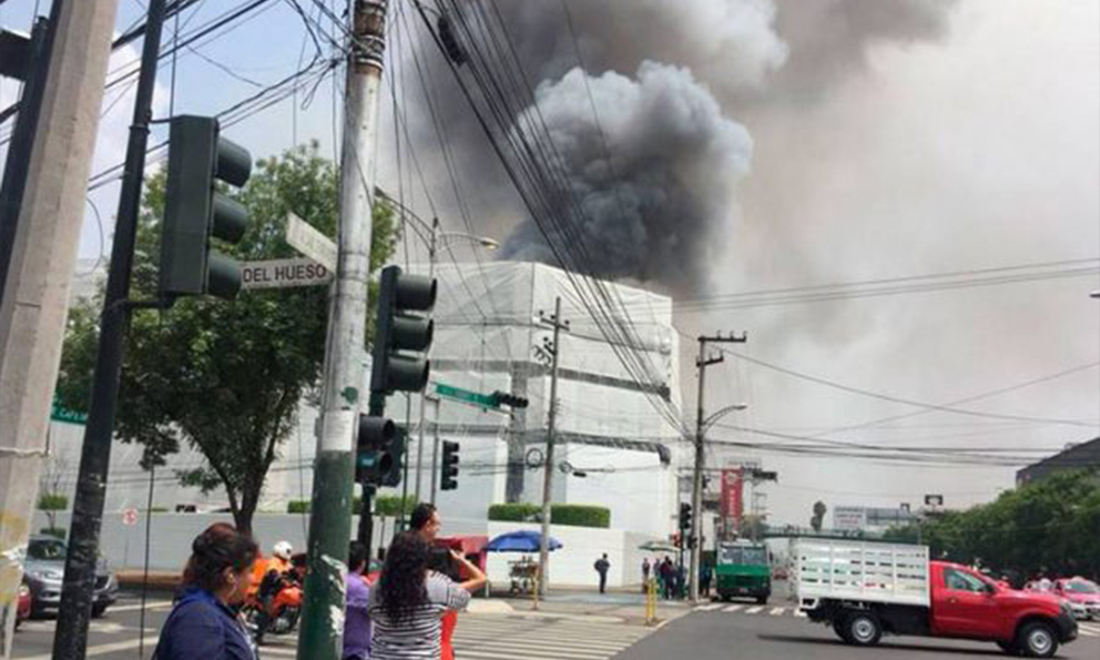 Incendio registrado en Galerías Coapa ya fue controlado