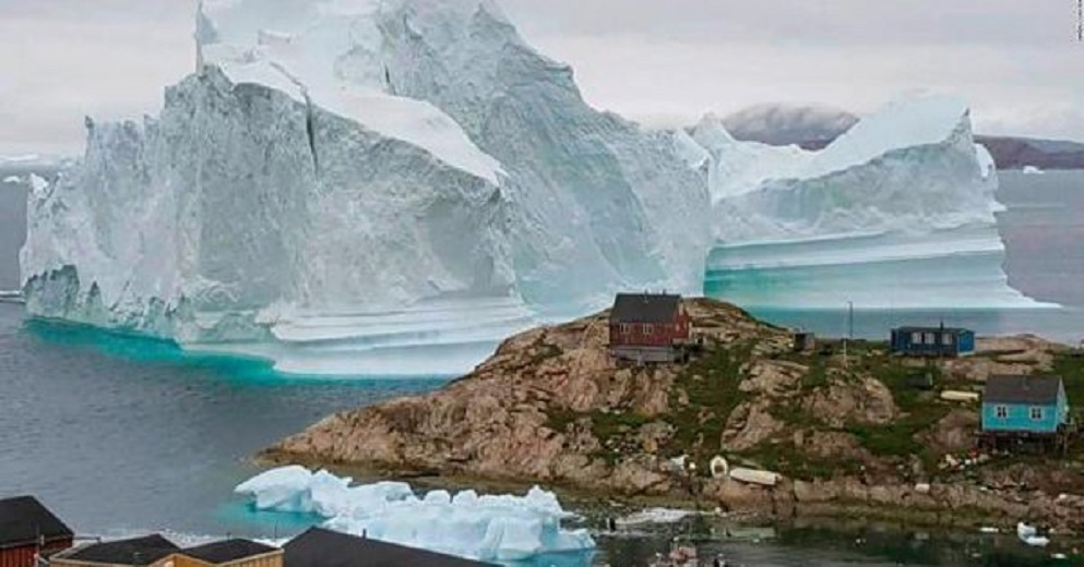 Un iceberg de 11 millones de toneladas amenaza un pueblo en Groenlandia